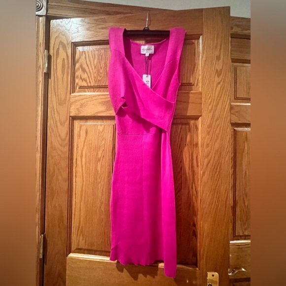 Olive & Oak - Intense Magenta Ribbed Sleeveless Midi Dress - Picture 4 of 13